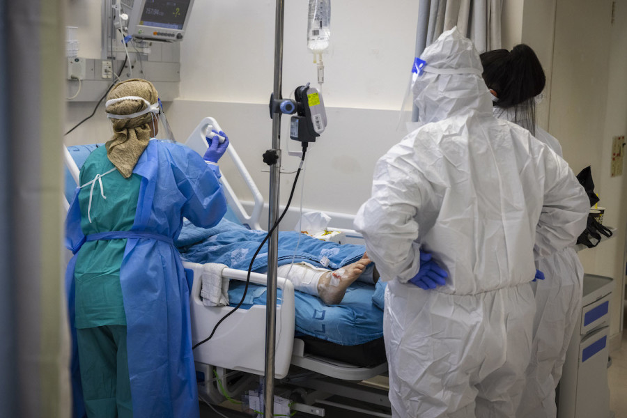 Hadassah Ein Kerem Hospital staff wear safety gear as they work in the COVID-19 ward, Dec. 27, 2021 (Photo: Olivier Fitoussi/Flash90)
