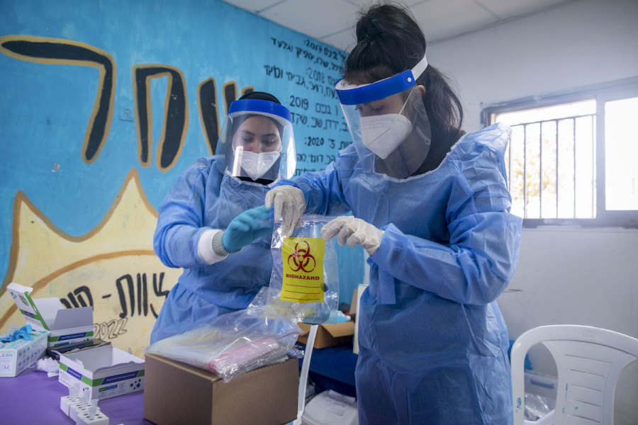 Medical workers administer COVID-19 rapid antigen tests in central Israel, Jan. 16, 2022. (Photo: Yossi Aloni/Flash90)