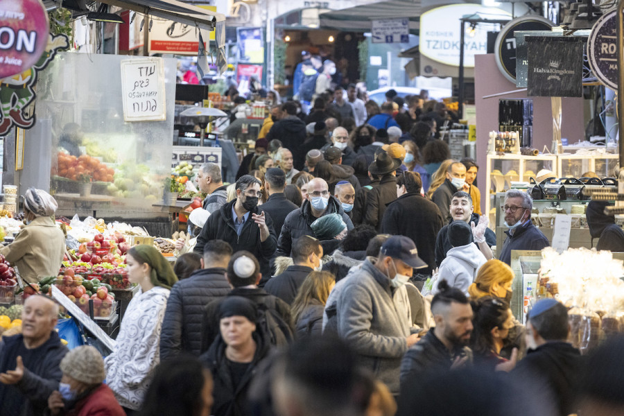 Israelis shopping at un open-air market in Jerusalem, Jan. 13, 2022. (Photo: Olivier Fitoussi/Flash90)