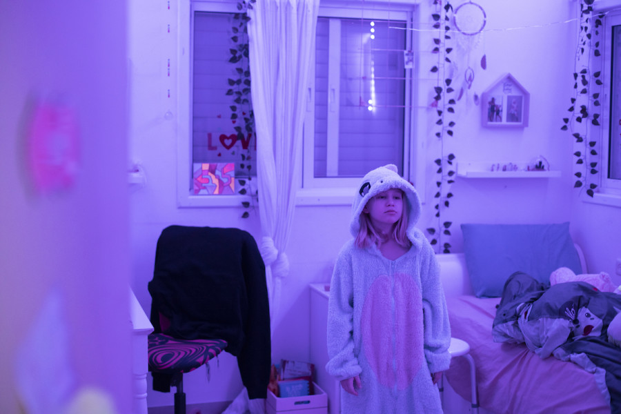 A child in quarantine in her home in central Israel, Dec. 24, 2021. (Photo: Chen Leopold/Flash90)
