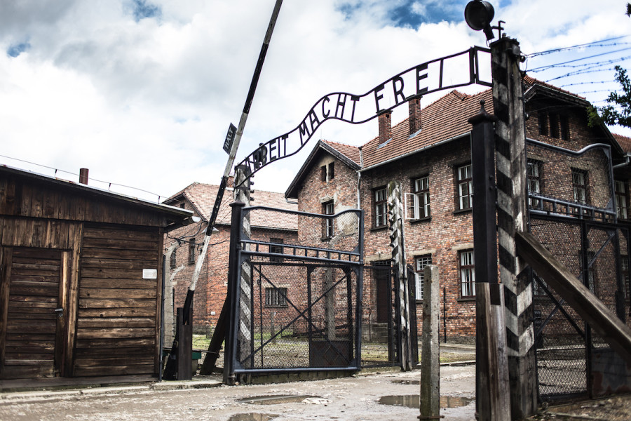Holocaust Memorial Museum. The main gate of the concentration camp Auschwitz with the inscription "Work makes you free." (Photo: Shutterstock)