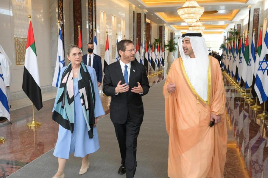 Israeli President Isaac Herzog and First Lady Michal Herzog welcomed by the Minister of Foreign Affairs and International Cooperation of the United Arab Emirates, Sheikh Abdullah bin Zayed Al Nahyan, Jan. 30, 2022 (Photo: Amos Ben-Gershom/GPO)