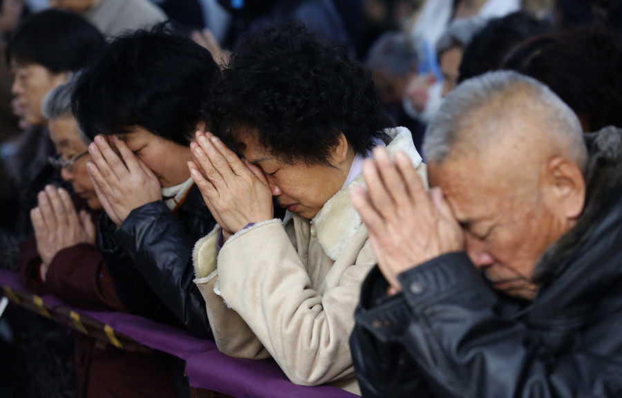 Illustrative image - Christians in China praying (Photo: REUTERS/Kim Kyung-Hoo)