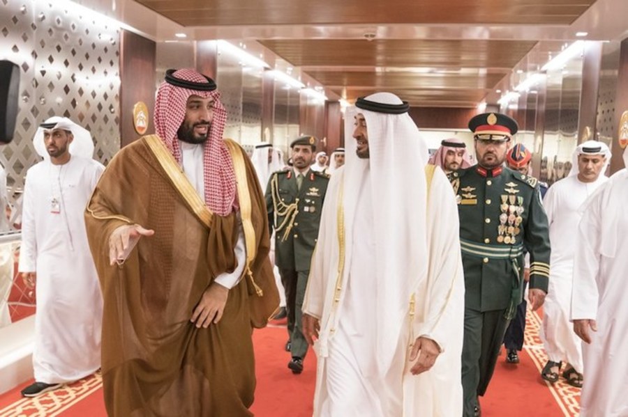 Abu Dhabi Crown Prince Mohamed bin Zayed (R) welcomes Saudi Crown Prince Mohammed bin Salman on his arrival in the UAE, Nov. 27, 2019. (Photo: Saudi Foreign Ministry)