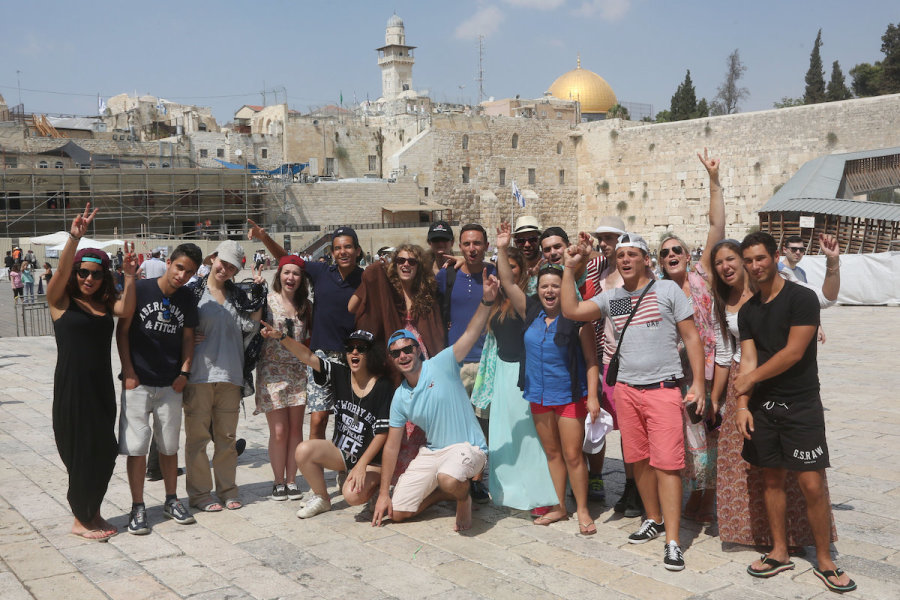 Taglit Birthright participants visit the Western Wall in the Old City of Jerusalem, August 18, 2014. (Photo: Flash90)