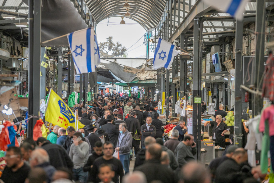 Israelis shop at the market in the central town of Ramle, Dec. 31, 2021. (Photo: Yossi Aloni/Flash90)