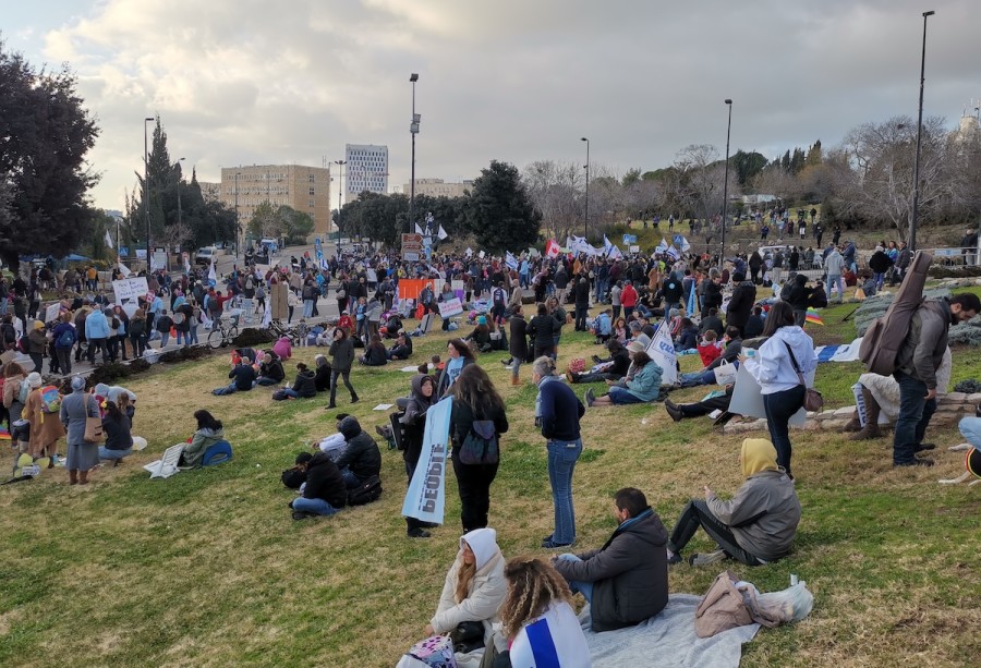Israelis protesting the government COVID-19 restrictions in a park near the Knesset in Jerusalem (Photo: David del Coso)
