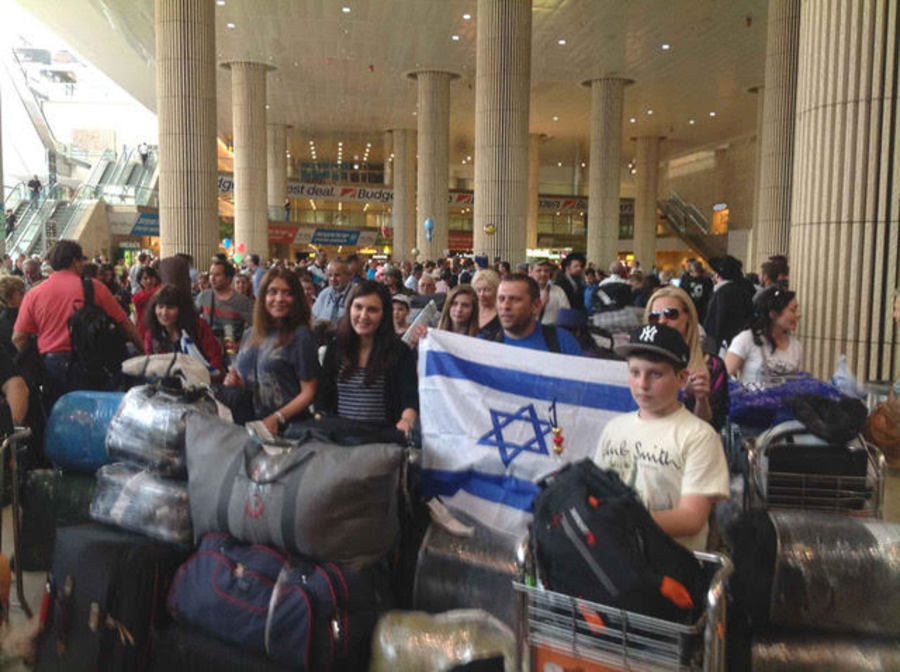 Ukrainian Jewish immigrants arrive at Ben-Gurion International Airport on flight sponsored by the International Christian Embassy Jerusalem in 2014. (Photo: ICEJ)