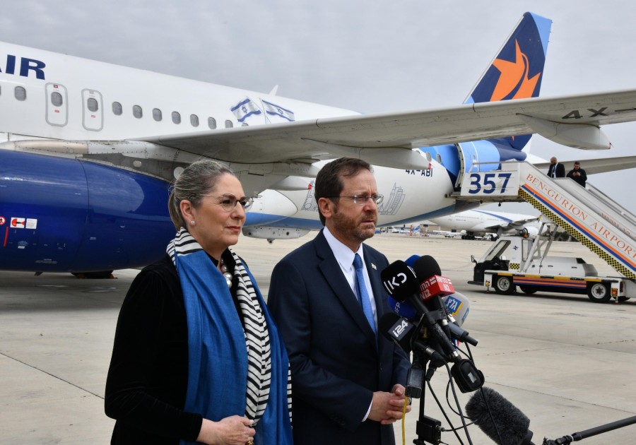 Israeli President Isaac Herzog and First Lady Michal Herzog at a press conference before taking off for Turkey, Mar. 9, 2022 (Photo: Haim Zach/GPO)