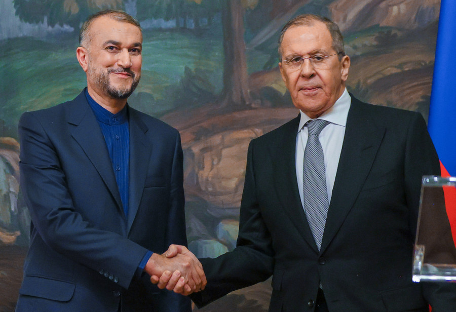 Russian Foreign Minister Sergei Lavrov (R) and Iranian Foreign Minister Amir Abdollahian shake hands during a press conference following a meeting at the Reception House of the Russian Ministry of Foreign Affairs, Mar. 15, 2022 (Photo: Russian Foreign Ministry/TASS via Reuters)