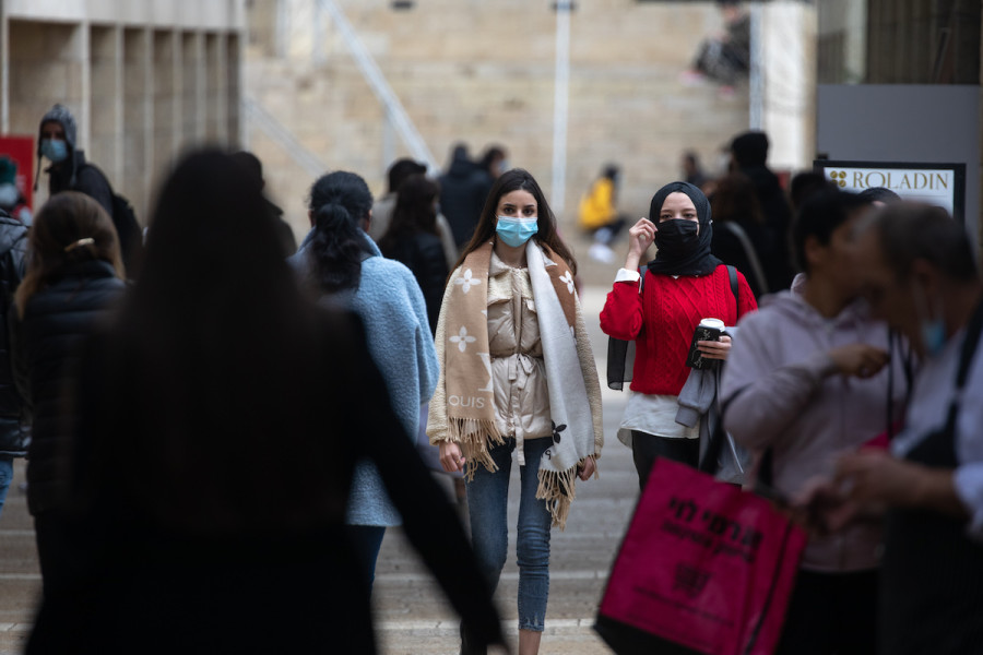 Jerusalemites wearing face masks shop at the Mamilla Mall in Jerusalem, Mar. 1, 2021 (Photo: Olivier Fitoussi/Flash90)