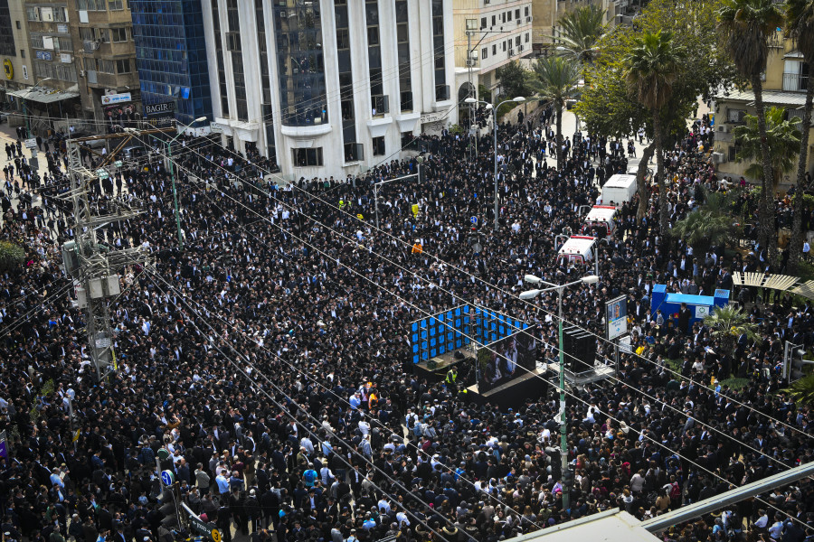 People flood the streets of Bnei Brak during the funeral ceremony of Rabbi Chaim Kanievsky, Mar. 20, 2022. (Photo: Arie Leib Abrams/Flash90)