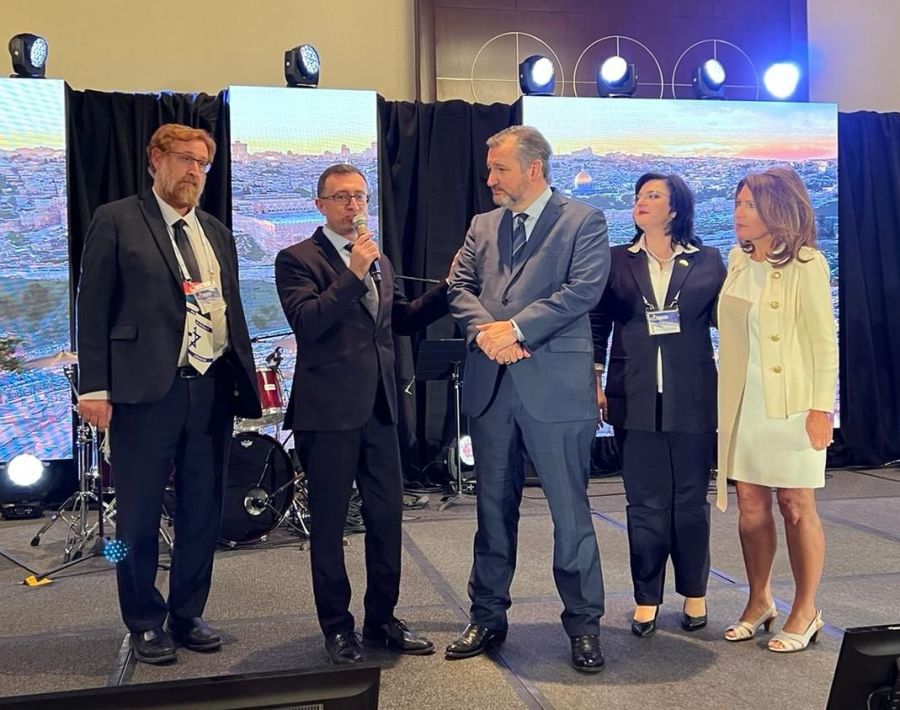 Former Knesset members Robert Ilatov and Rabbi Yehuda Glick welcome Sen. Ted Cruz to the Jerusalem Prayer Breakfast in Dallas (Photo courtesy)
