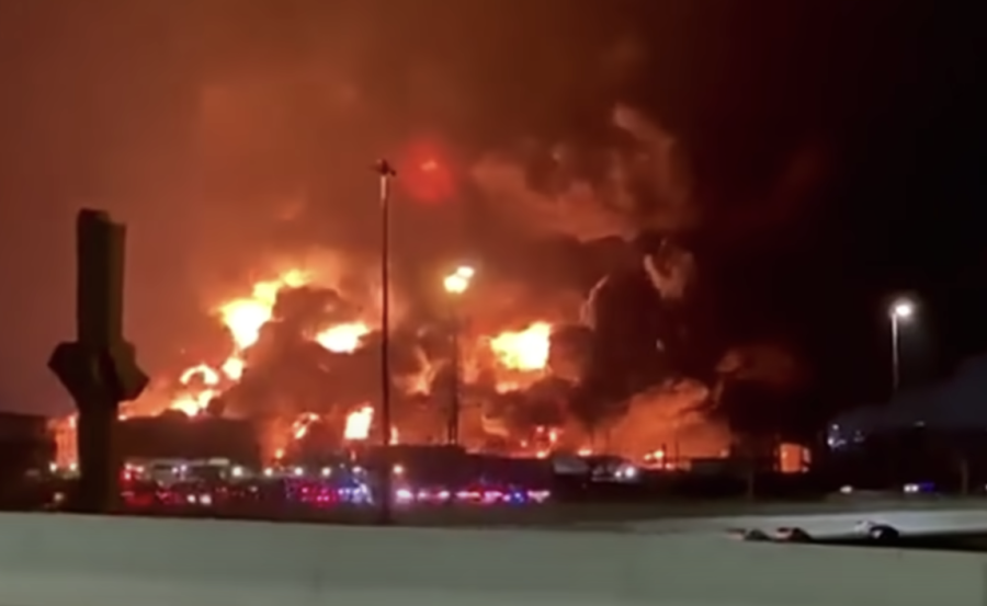 Smoke billows from a fire at Saudi Aramco's oil facility in Jeddah after a Houthi attack, Mar. 25, 2022 (Photo: Screenshot)