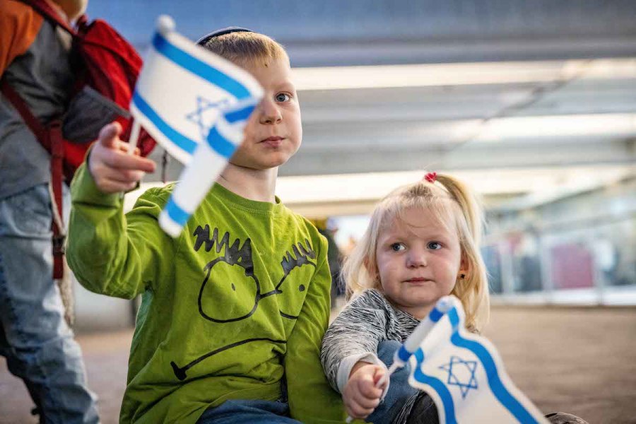 Jewish immigrants fleeing the war in Ukraine arrive at Ben-Gurion International Airport on a rescue flight sponsored by the IFCJ, Mar. 6, 2022. (Photo: Nati Shohat/Flash90)