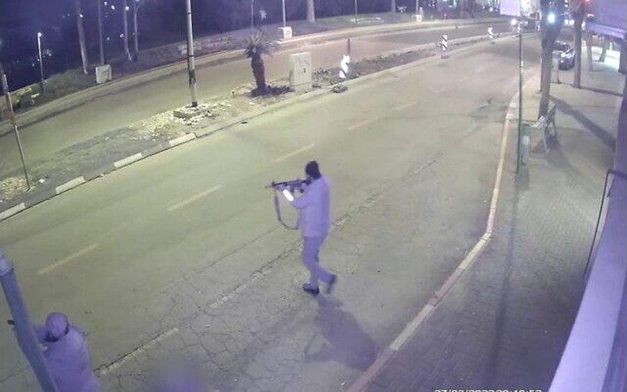 Two terrorists carry out a deadly attack in Hadera, Mar. 27, 2022. (Photo: Screenshot/Twitter)