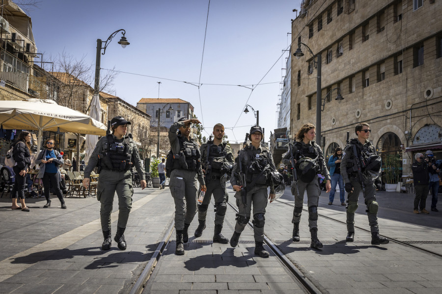 Israeli police patrol in Mahane Yehuda market in central Jerusalem, Mar. 30, 2022. (Photo: Olivier Fitoussi/Flash90)