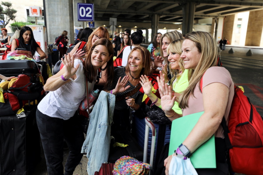 A group of tourists pose after arriving at Ben-Gurion International Airport near Tel Aviv, Nov. 1, 2021 (Photo: Reuters/Ammar Awad)