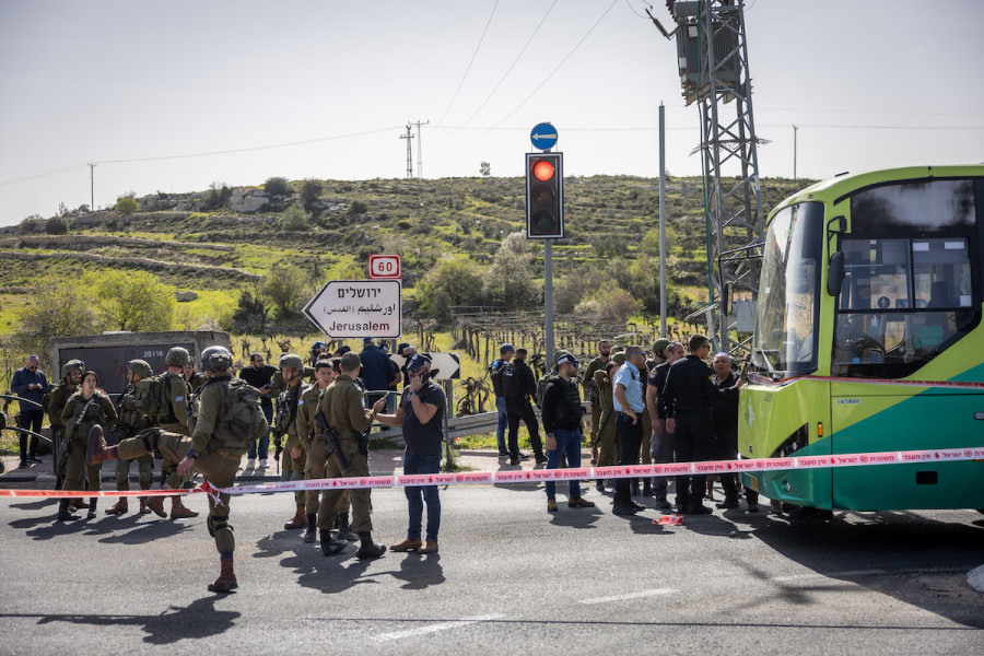 Israeli soldiers and rescue personnel at the scene of a stabbing attack at the Neve Daniel junction near Jerusalem, March 31, 2022. (Photo: Yonatan Sindel/Flash90)