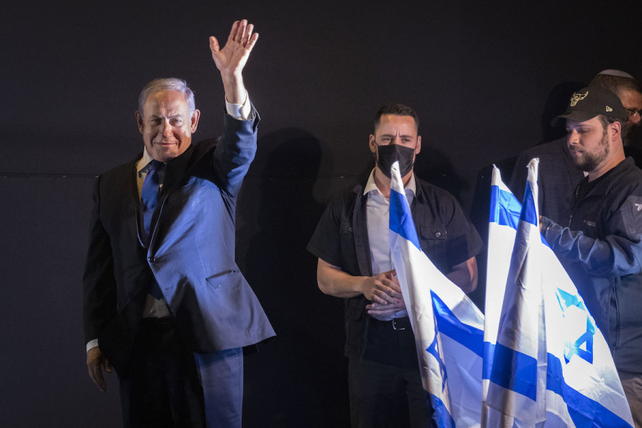 Former Israeli PM Benjamin Netanyahu speaks at a rally attended by hundreds of right-wing activists outside the Prime Minister's Office in Jerusalem, April 4, 2022. (Photo: Olivier Fitoussi/Flash90)