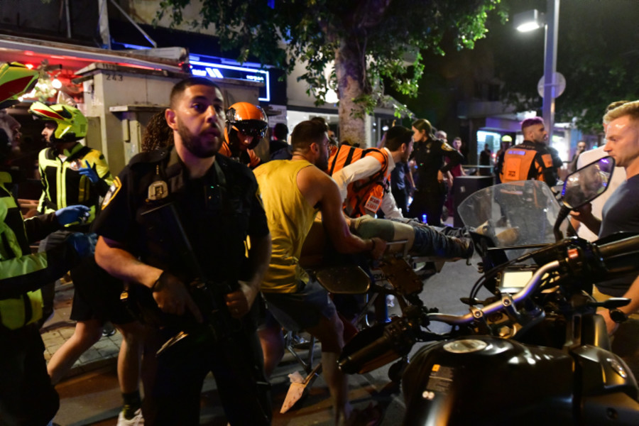 Police and rescue workers at the scene of a terror attack on Dizengoff Street, central Tel Aviv, where at least two were killed and six wounded in the shooting, April 7, 2022. (Photo: Avshalom Sassoni/FLASH90)