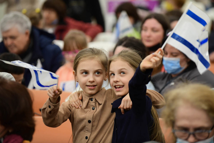 Jewish immigrants from Ukraine arrive at the Israeli immigration and absorption office, at Ben-Gurion International Airport near Tel Aviv, March 15, 2022. (Photo: Tomer Neuberg/Flash90)
