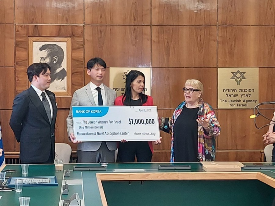 Korean Christians presenting a $1 million donation to the Jewish Agency (Photo: The Jewish Agency for Israel)