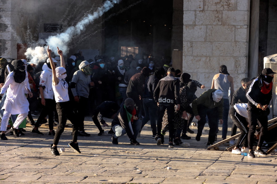 Palestinian protestors clash with Israeli security forces at the al-Aqsa Mosque compound on the Temple Mount in Jerusalem's Old City, April 15, 2022. (Photo: Reuters/Ammar Awad)