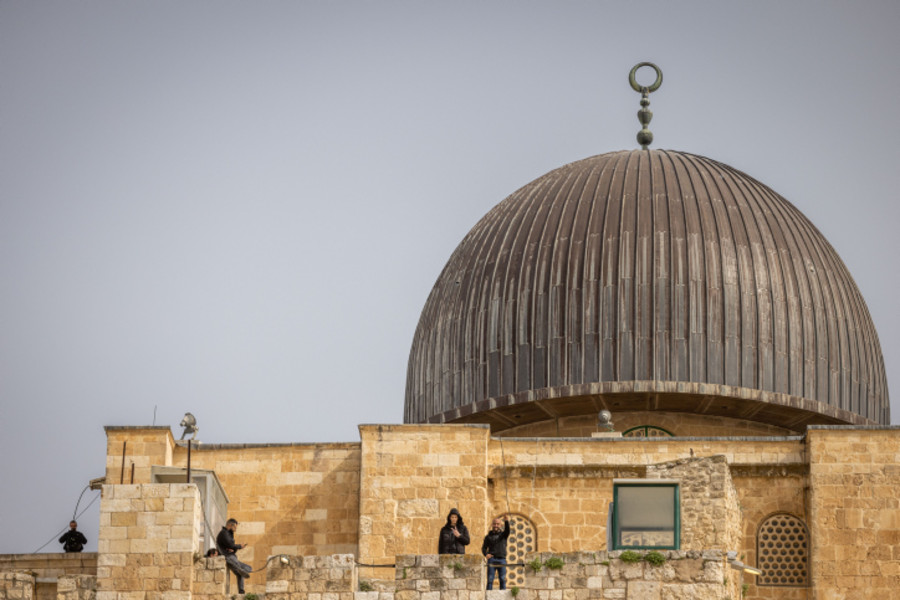 Palestinians flash victory signs beneath the dome of the al-Aqsa Mosque, on the Temple Mount in Jerusalem's Old City, on the holy month of Ramadan, April 17, 2022. (Photo: Yonatan Sindel/Flash90)