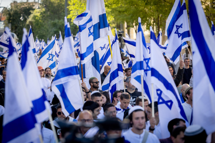 Hundreds of right-wing activists waving the Israeli flag attend a march through Jerusalem's Old City, April 20, 2022. (Photo: Yonatan Sindel/Flash90)