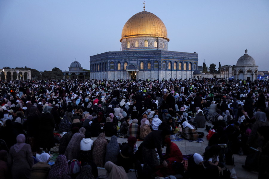 Palestinians pray on Laylat al-Qadr during the holy month of Ramadan, at the Al-Aqsa Mosque compund in Jerusalem's Old City, April 27, 2022 (Photo: REUTERS/Ammar Awad)
