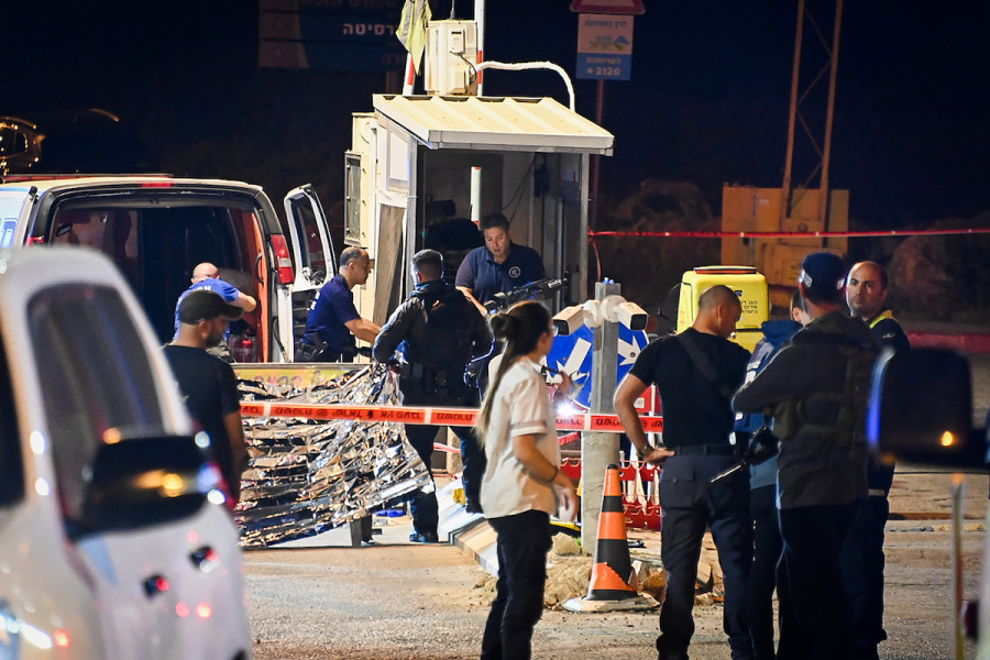 Israeli security and rescue personnel work at the scene of a shooting attack at the entrance to Ariel, Apr. 30, 2022. (Photo: Flash90)