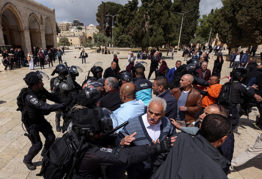 Palestinian protesters clash with Israeli security forces at al-Aqsa Mosque complex in Jerusalem's Old City, May 5, 2022. (Photo: Reuters/Ammar Awad)