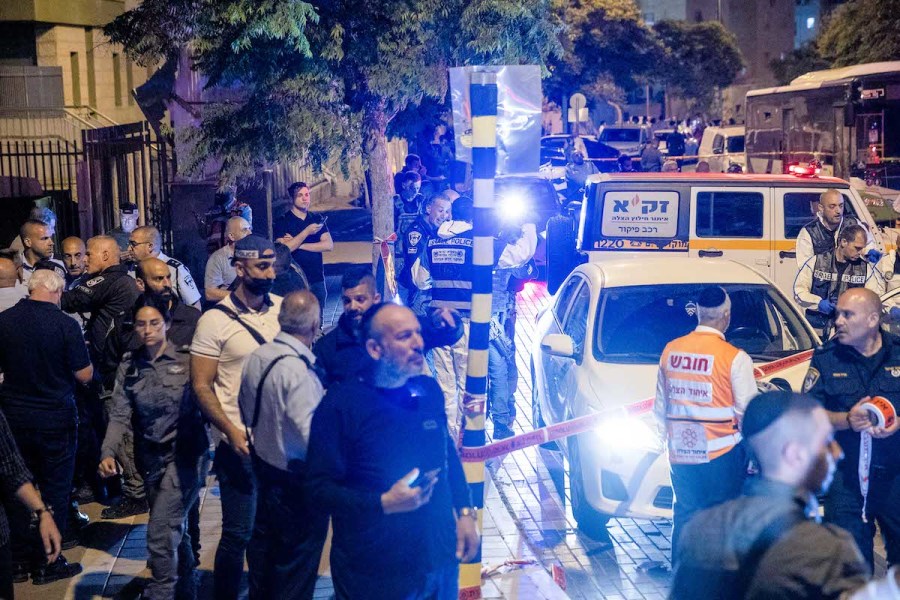 Israeli security and rescue personnel work at the scene of a terror attack, in Elad, May 5, 2022. Photo by Yossi Aloni/Flash90