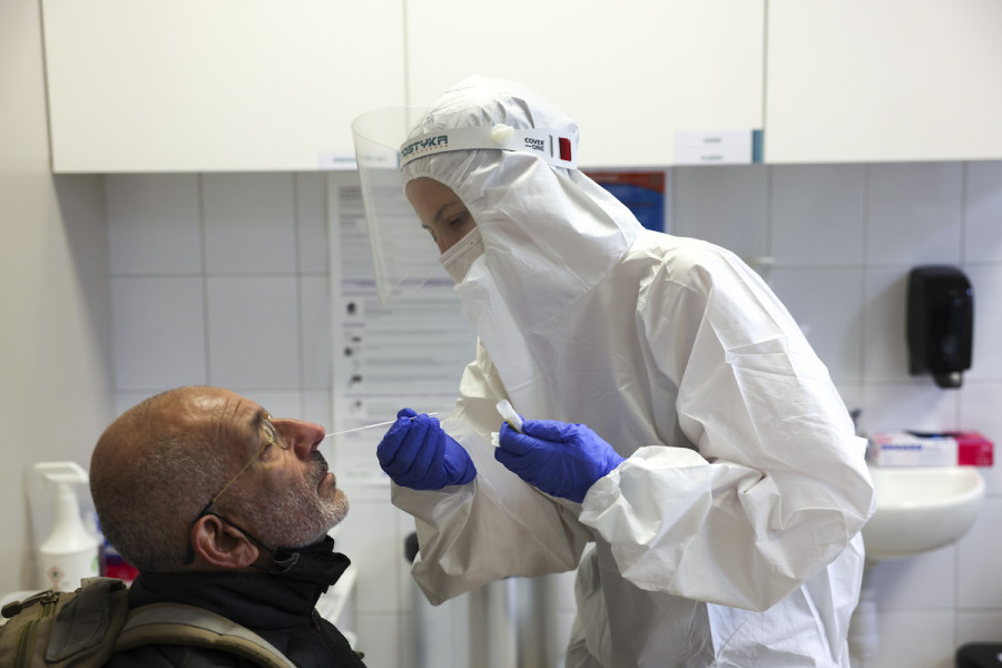 Illustrative - A medical team member wearing protective gear administers a PCR test on an Israeli in Krakow, Sep. 18, 2020. (Photo: Nati Shohat/Flash90)