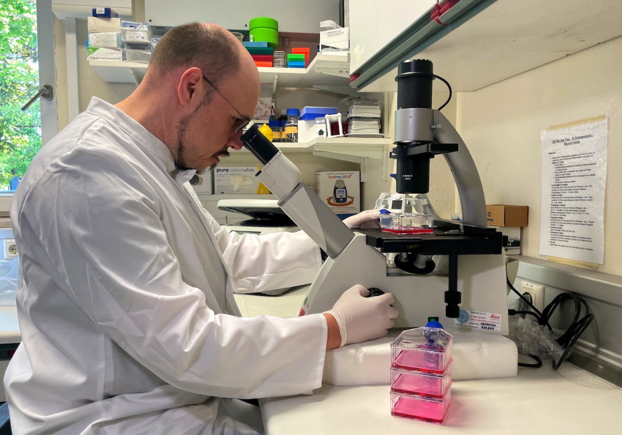 Head of the Institute of Microbiology of the German Armed Forces Roman Woelfel works in his laboratory in Munich, May 20, 2022, after Germany detected its first case of monkeypox. (Photo: Reuters/Christine Uyanik)