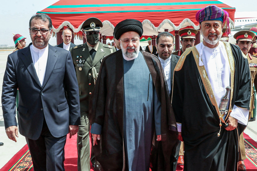 Iranian President Ebrahim Raisi (center) visits Oman, May 23, 2022 (Photo: Iranian Presidency via Reuters)