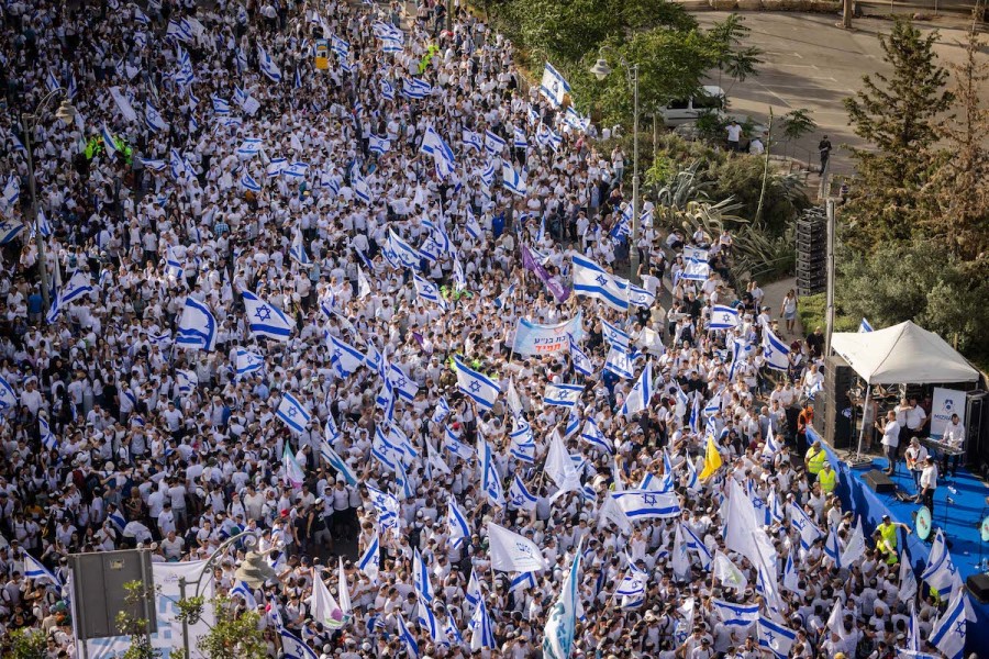 Thousands march and wave the Israeli flag as they celebrate Jerusalem Day in downtown Jerusalem, May 29, 2022. (Photo: Yonatan Sindel/Flash90)