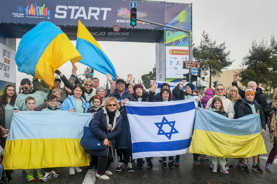 Jerusalem Mayor Moshe Leon poses for a picture with Ukrainian Jewish immigrants as thousands of runners take part in the annual marathon in Jerusalem, March 25, 2022. (Photo: Arie Leib Abrams/Flash90)