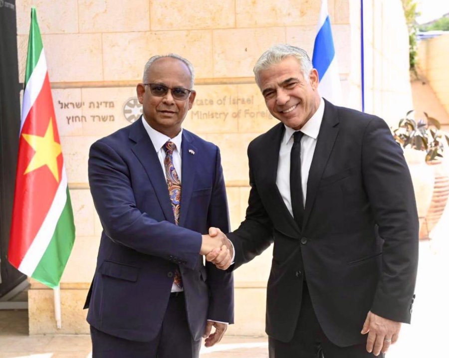 Israeli Foreign Minister Yair Lapid welcomes Surinamese Foreign Minister Albert Ramdin in Jerusalem, May 30, 2022 (Photo: Yair Lapid's Twitter feed)