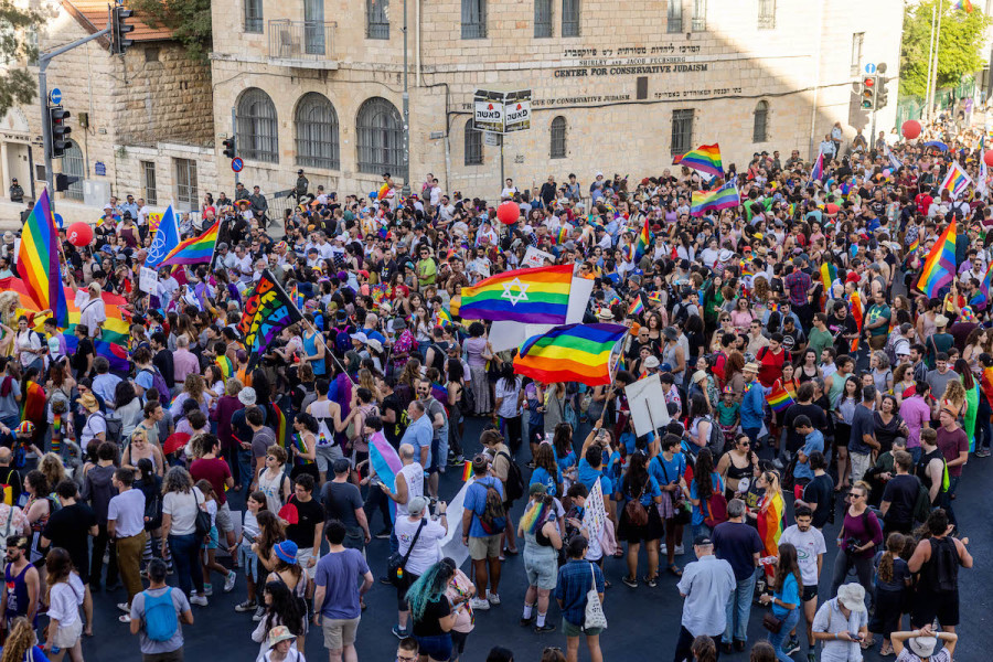 Thousands take part in the annual Gay Pride Parade in Jerusalem, June 2, 2022. (Photo: Yonatan Sindel/Flash90)