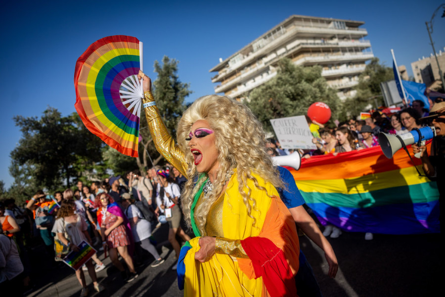 Thousands take part in the annual Gay Pride Parade in Jerusalem, June 2, 2022. (Photo: Yonatan Sindel/Flash90)