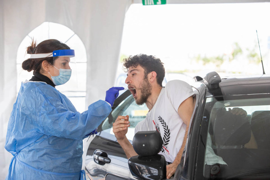 A technician performs a COVID-19 test at Ben-Gurion International Airport, March 2, 2022. (Photo: Yossi Aloni/Flash90)
