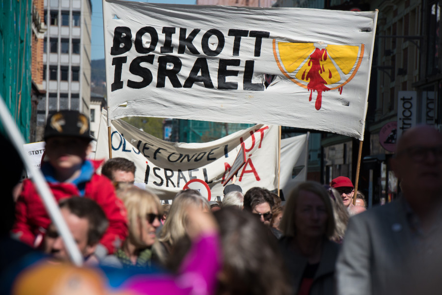 Activists carry a banner in Norwegian: "Boycott Israel" at the annual May Day march in Oslo, Norway, May 1, 2017 (Photo: Shutterstock)