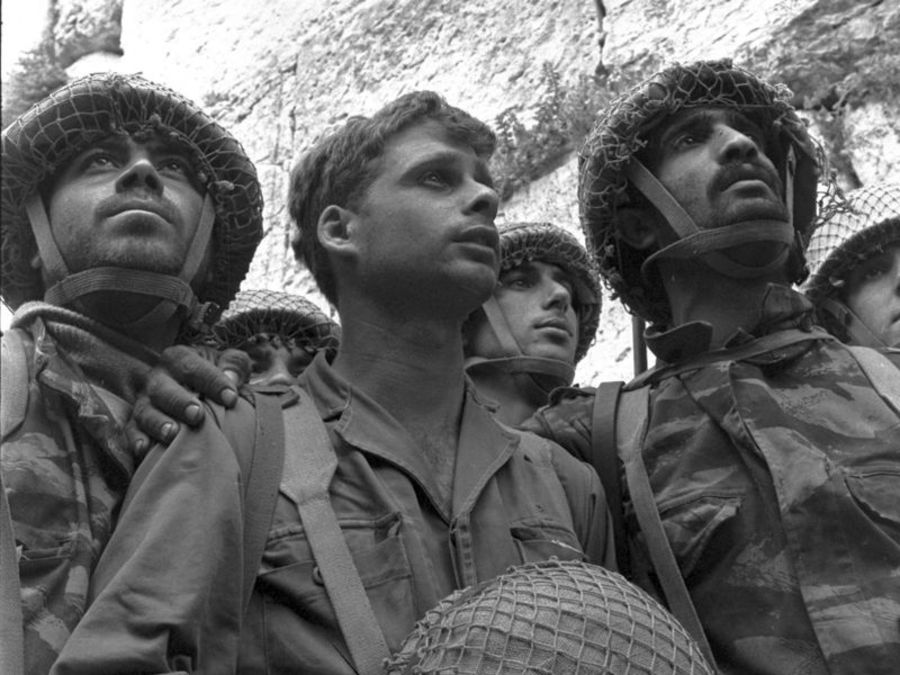 Israeli paratroopers stand in front of the Western Wall in Jerusalem (Photo: David Rubinger/ GPO)