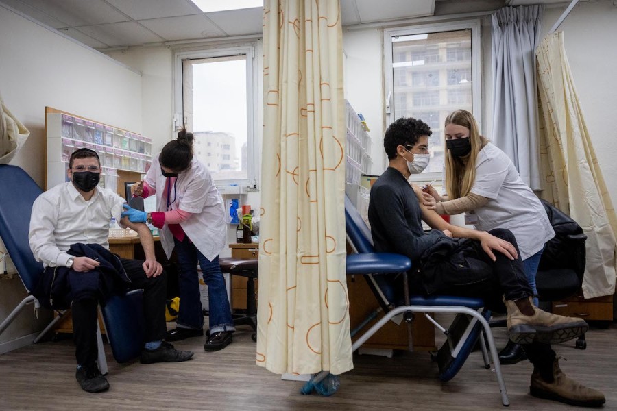 Young Israelis receive a dose of the COVID-19 vaccine at a vaccination center in Jerusalem, Jan. 4, 2022. (Photo: Yonatan Sindel/Flash90)