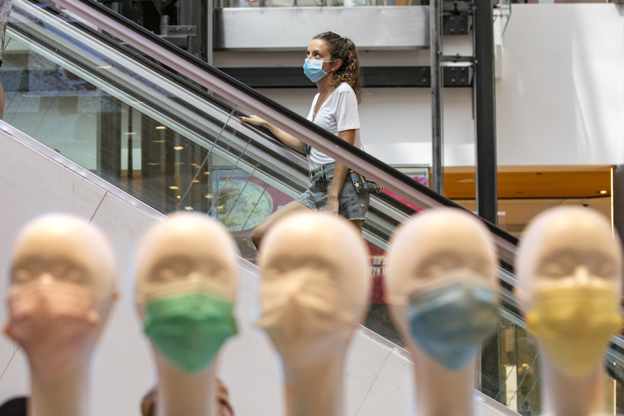 Israeli wears a face mask at the Malha Mall in Jerusalem in Jerusalem, July 29, 2020. (Photo: Olivier Fitoussi/Flash90)