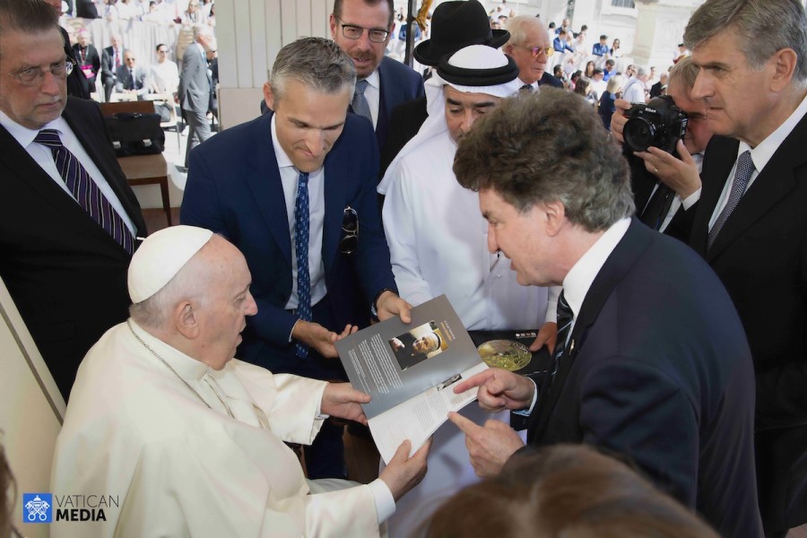 Helping Hand Coalition presents the “Book of Life” to Pope Francis, May 18, 2022 (Photo: Vatican Media)