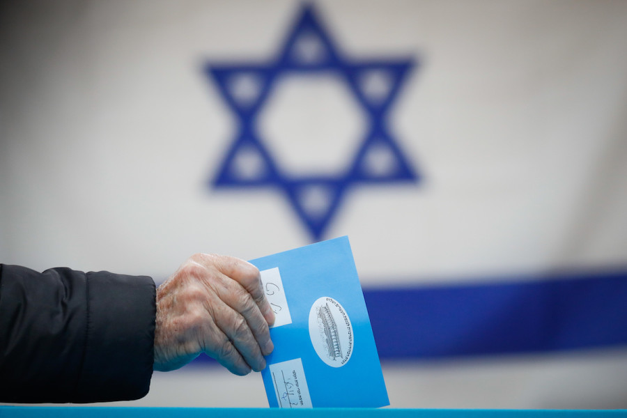 Israelis cast their ballot at a voting station in Jerusalem, during the Knesset Elections on March 2, 2020. (Photo: Olivier Fitoussi/Flash90)