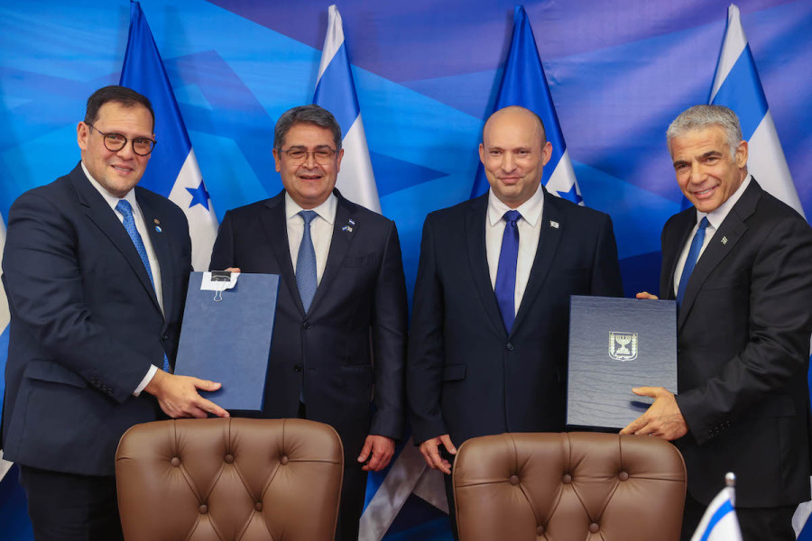Honduran Foreign Minister Lisandro Rosales, Honduran President Juan Orlando Hernandez, Israeli Prime Minister Naftali Bennett, Israeli Foreign Minister Yair Lapid, give a press conference during a signing ceremony at the Prime Minister's Office in Jerusalem, June 24, 2021. (Photo: Amit Shabi/POOL)